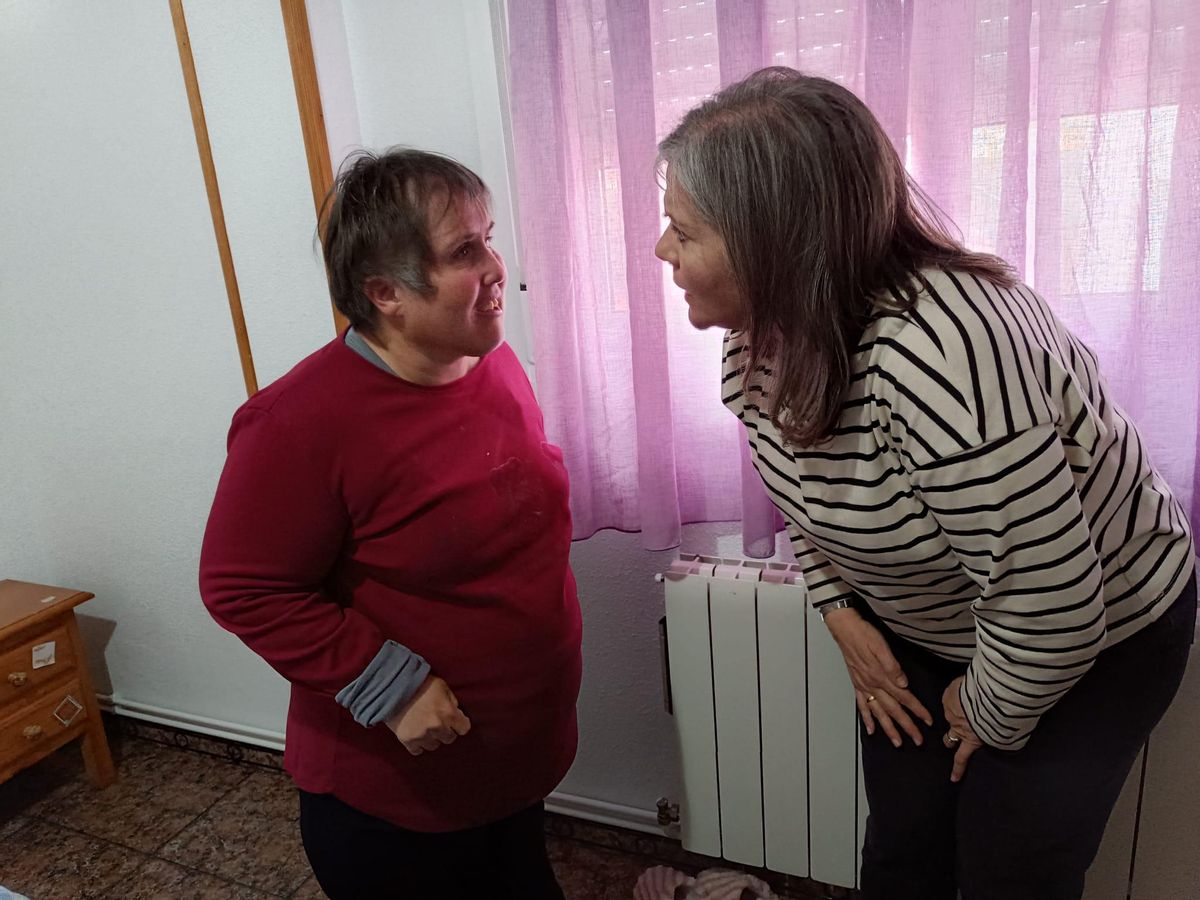 Encarnita charla con Victoria en el cuarto de ésta sobre su voluntariado del día siguiente.