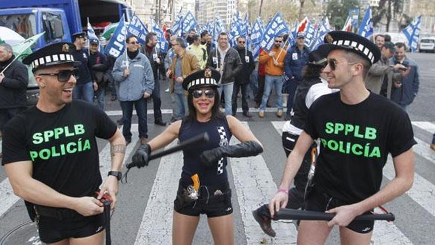 Policías locales protestan con &#039;gogós&#039; por falta de medios