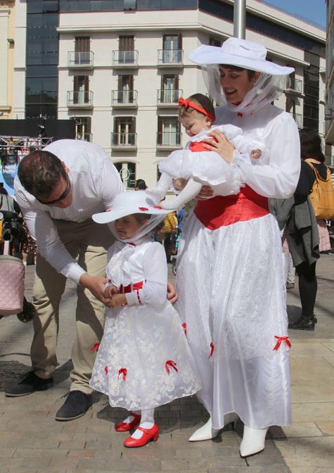Las familias y los niños disfrazados toman las calles del centro de Málaga el primer domingo de Carnaval.