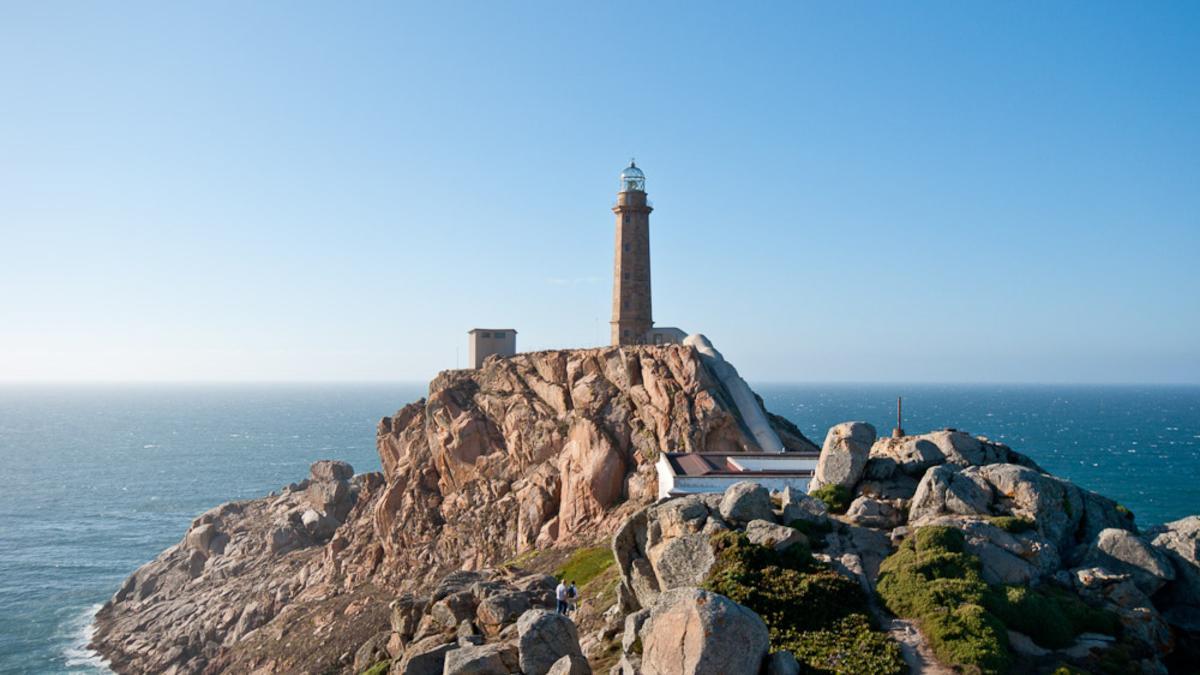 Así es la ruta más bonita de la Costa da Morte: un sendero junto al mar entre faros, ruinas de un viejo castillo y acantilados