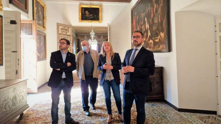 Isidro Abellán, Santos Campoy, Nines Mazuecos y Mateos, en el Salón del Estrado del Palacio de Guevara.