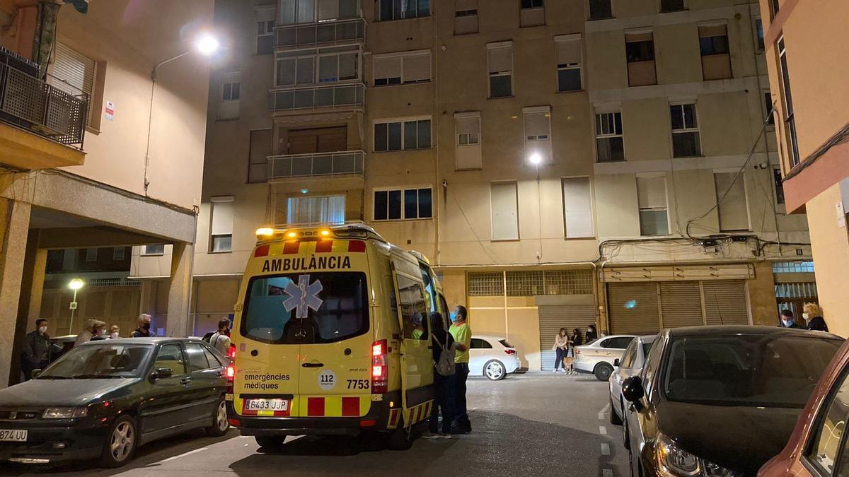 sociedad barcelona Una ambulancia atiende a familiares conmocionados por la muerte de la menor en Sant Joan Despí