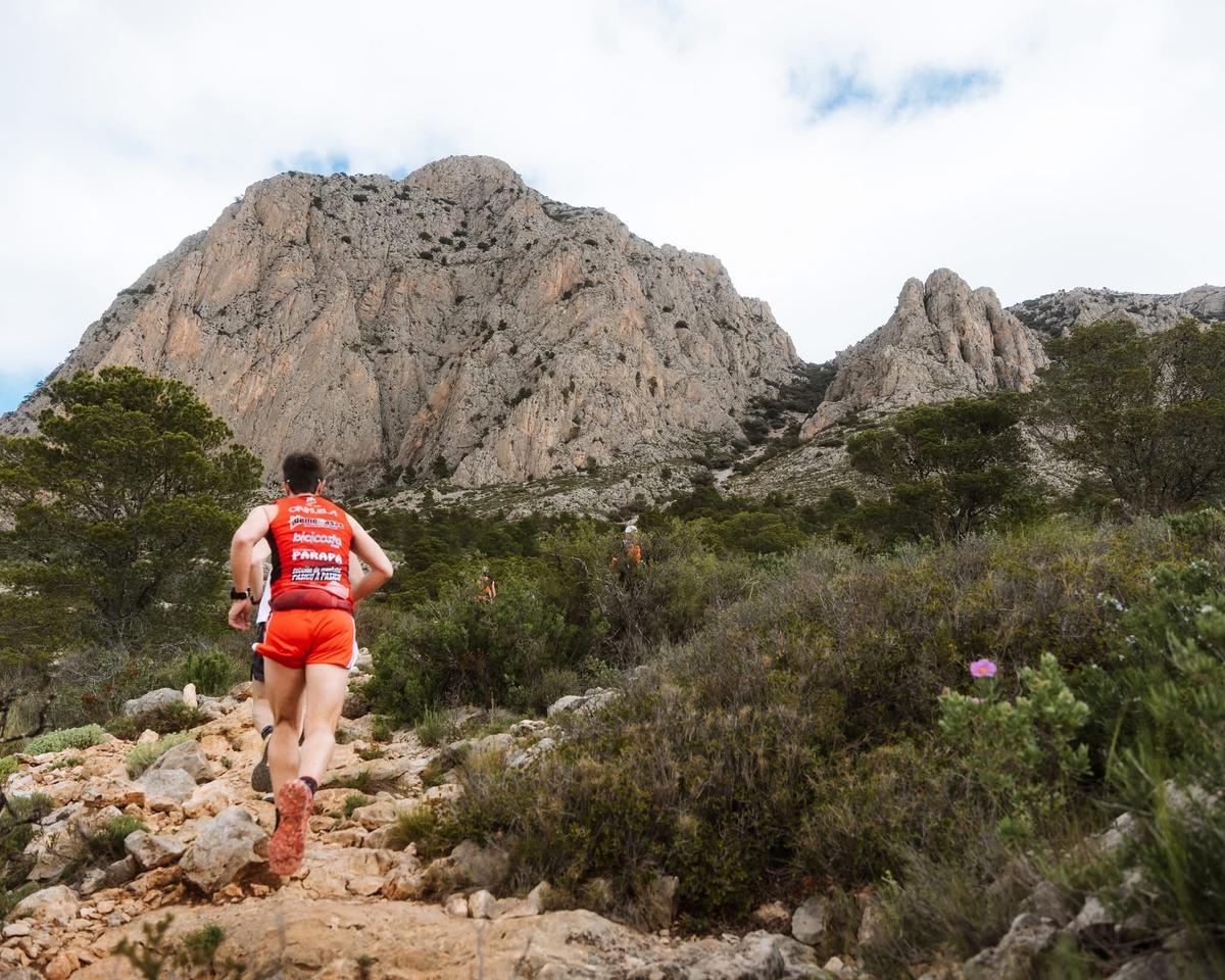 Corredor en la dura prueba de montaña del Puig Campana de Finestrat.