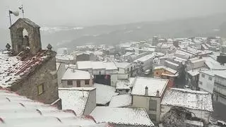 La nieve se asoma por el norte extremeño