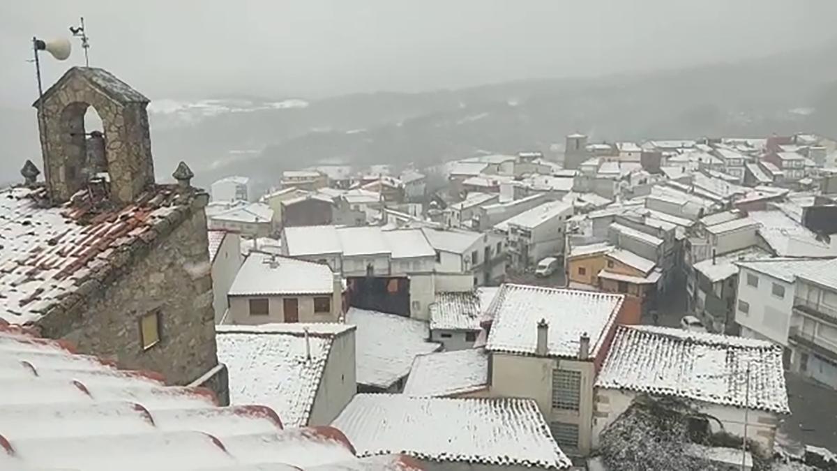 El municipio cacereño de La Garganta teñido de blanco por la nieve caída en la mañana de este jueves.