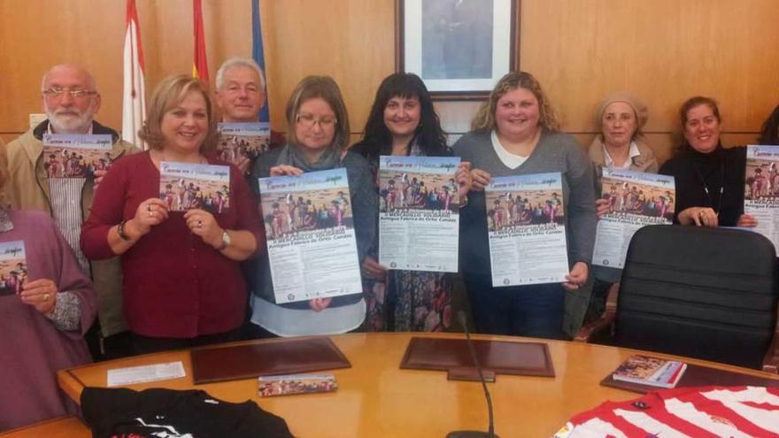 Miembros de la asociación con la Alcaldesa en el centro, ayer, durante la presentación del certamen, en el salón de plenos del Ayuntamiento.