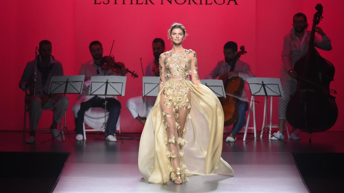 Esther Noriega primavera/ verano 2016, vestido dorado