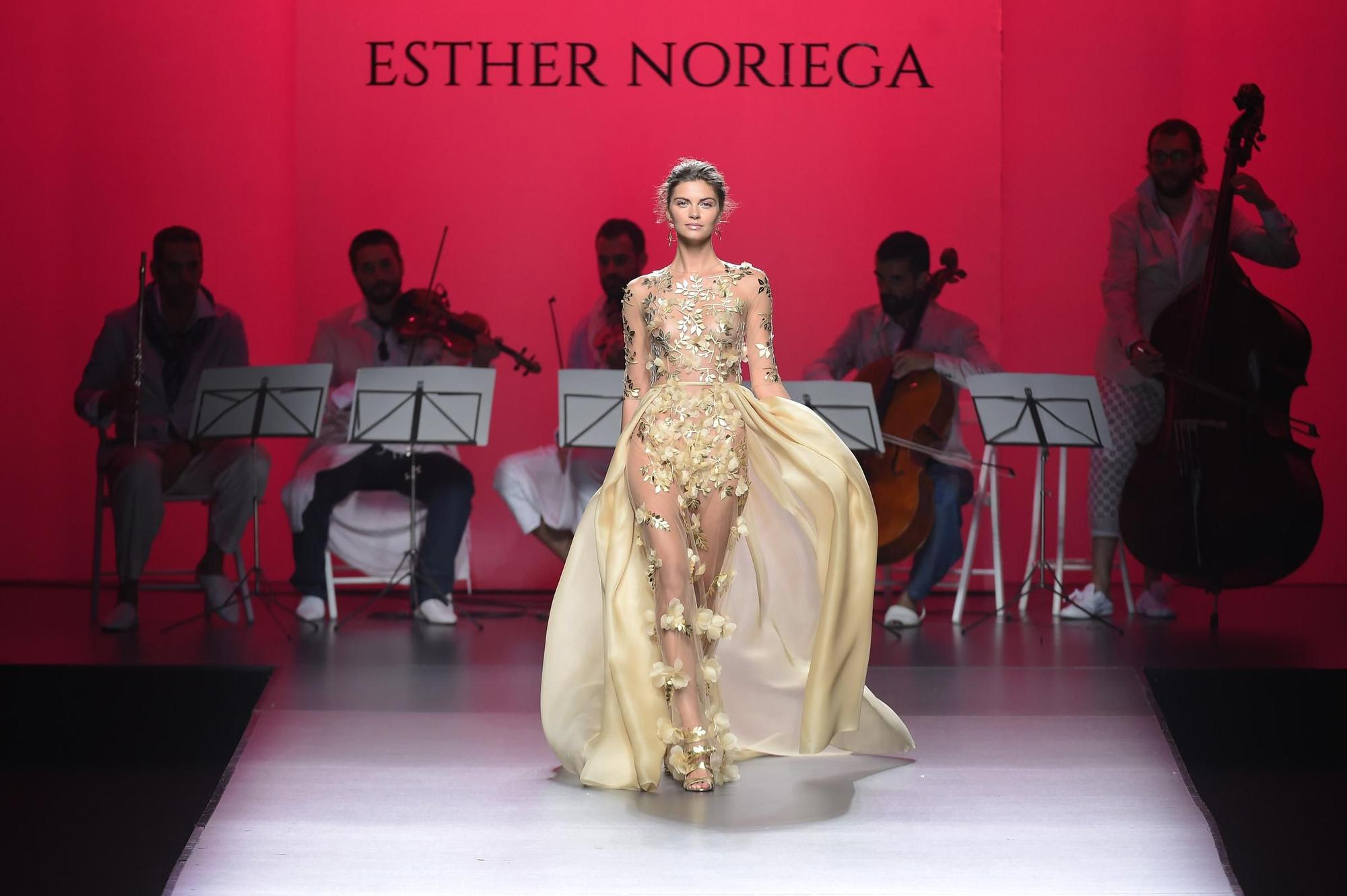 Esther Noriega primavera/ verano 2016, vestido dorado