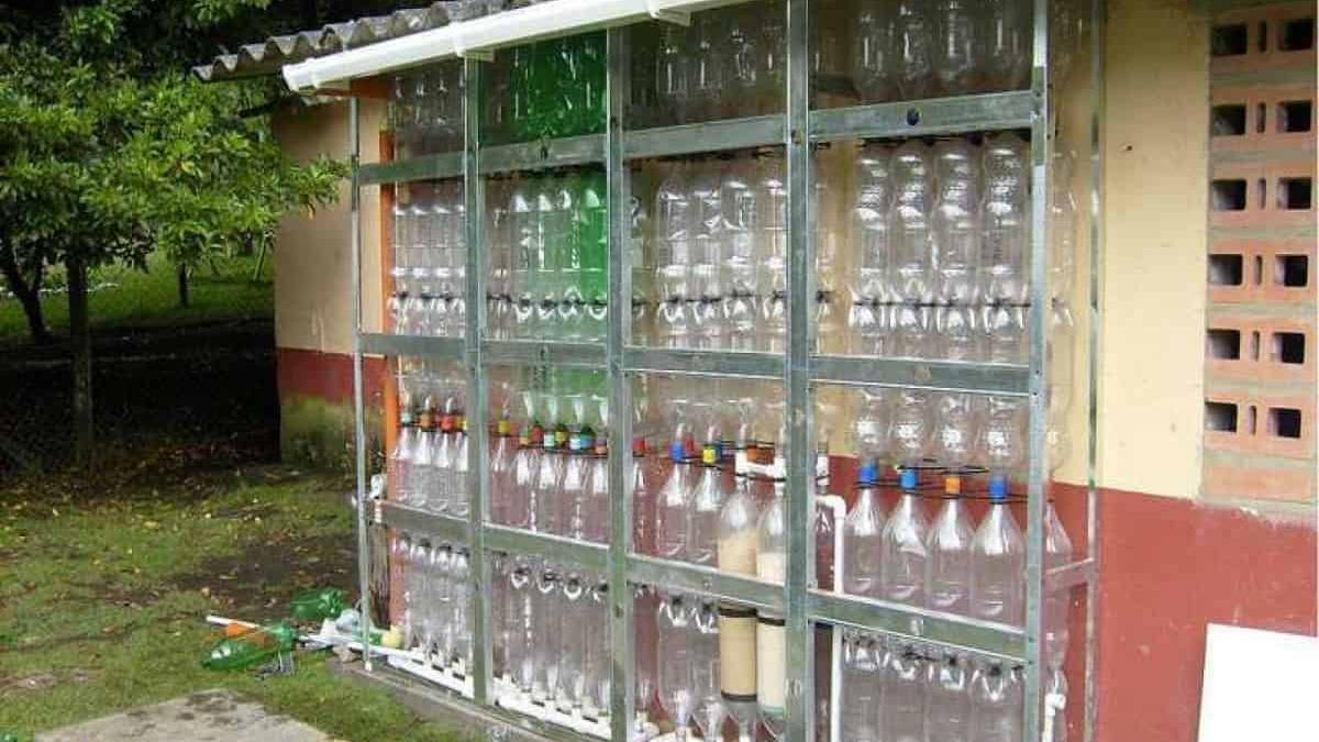 Cómo fabricar un 'muro-cisterna' para recoger agua de lluvia con botellas usadas