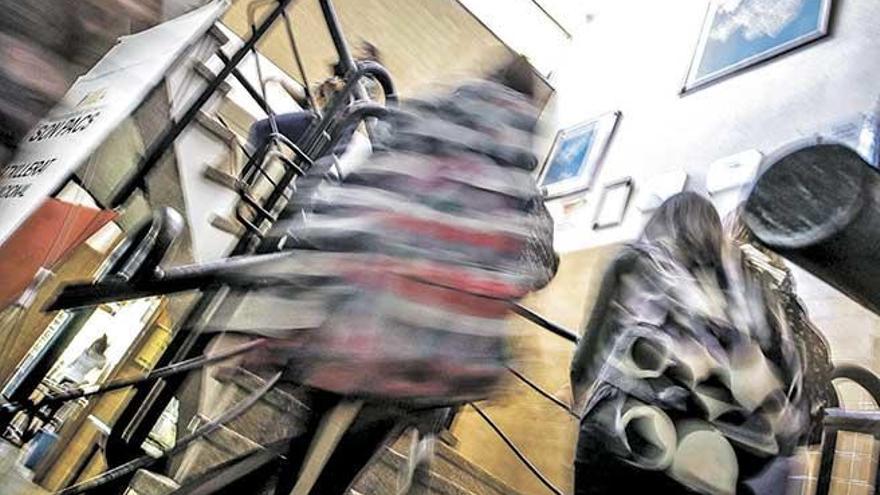 Jóvenes subiendo a clase en un centro educativo de Palma.