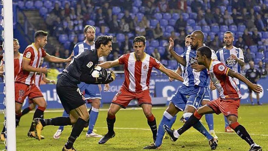 Imagen del partido de la primera vuelta con Bono con el balón en las manos.