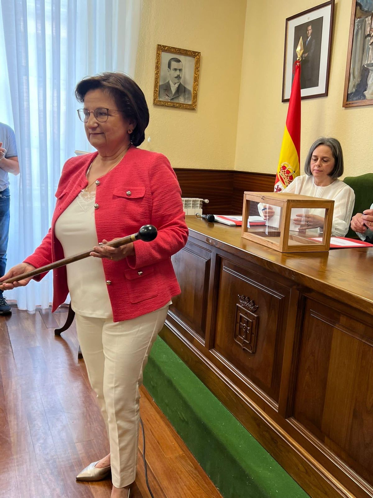 Mariví López con el bastón de mando.