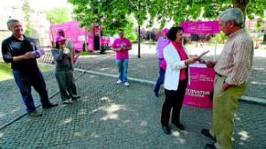 María Luisa Borruel, de UPyD, recoge a pie de calle propuestas de los ciudadanos