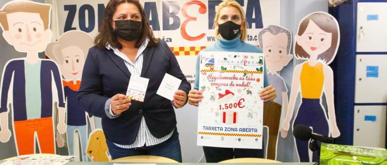 La presidenta de Zona Aberta, Rocío Louzán, acompañada de la gerente, Zulema Fresco, muestra las tarjetas. | // IÑAKI ABELLA
