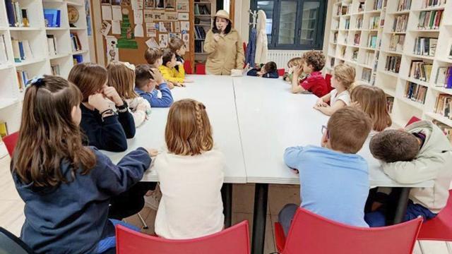 Irene (Mundo Monin) narró cuentos en la biblioteca.