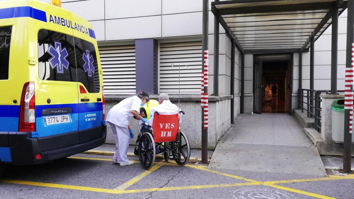 Un paciente llega en ambulancia a Montecelo.