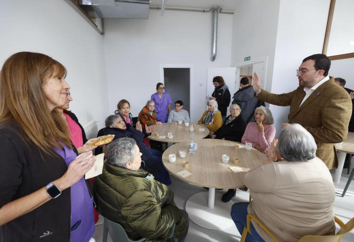 El presidente del Principado conversa con las usuarias del centro de día.