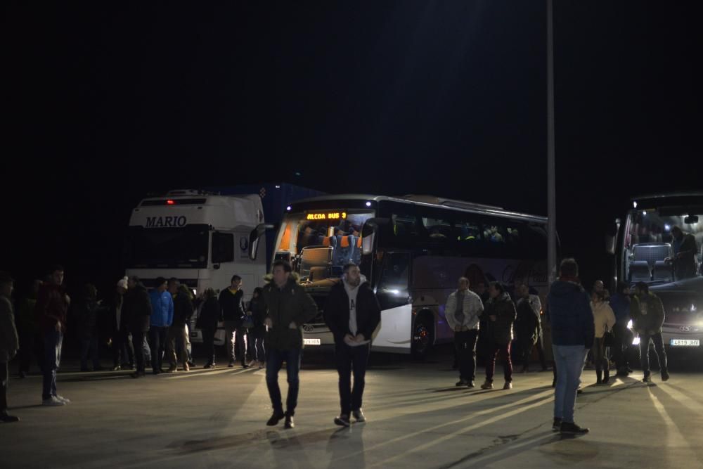 Los trabajadores de Alcoa de Asturias parten hacia Madrid a una manifestación contra el cierre de la fábrica