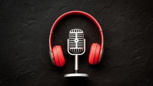 Un micrófono y unos auriculares, objetos relacionados con los ’podcasts’.