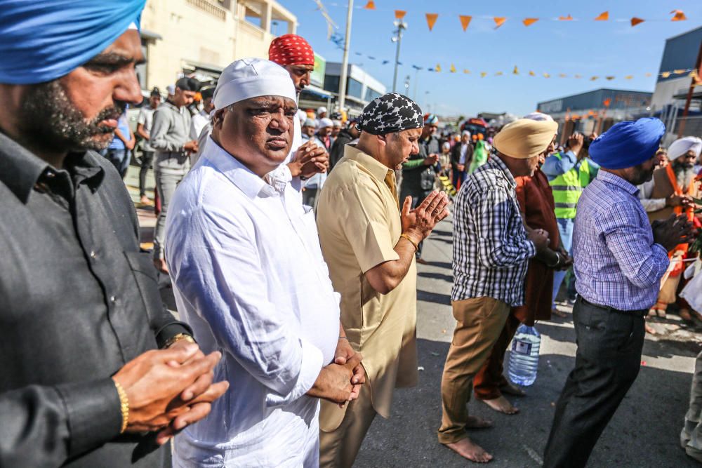 La comunidad Sikh recorre Torrevieja en un colorid