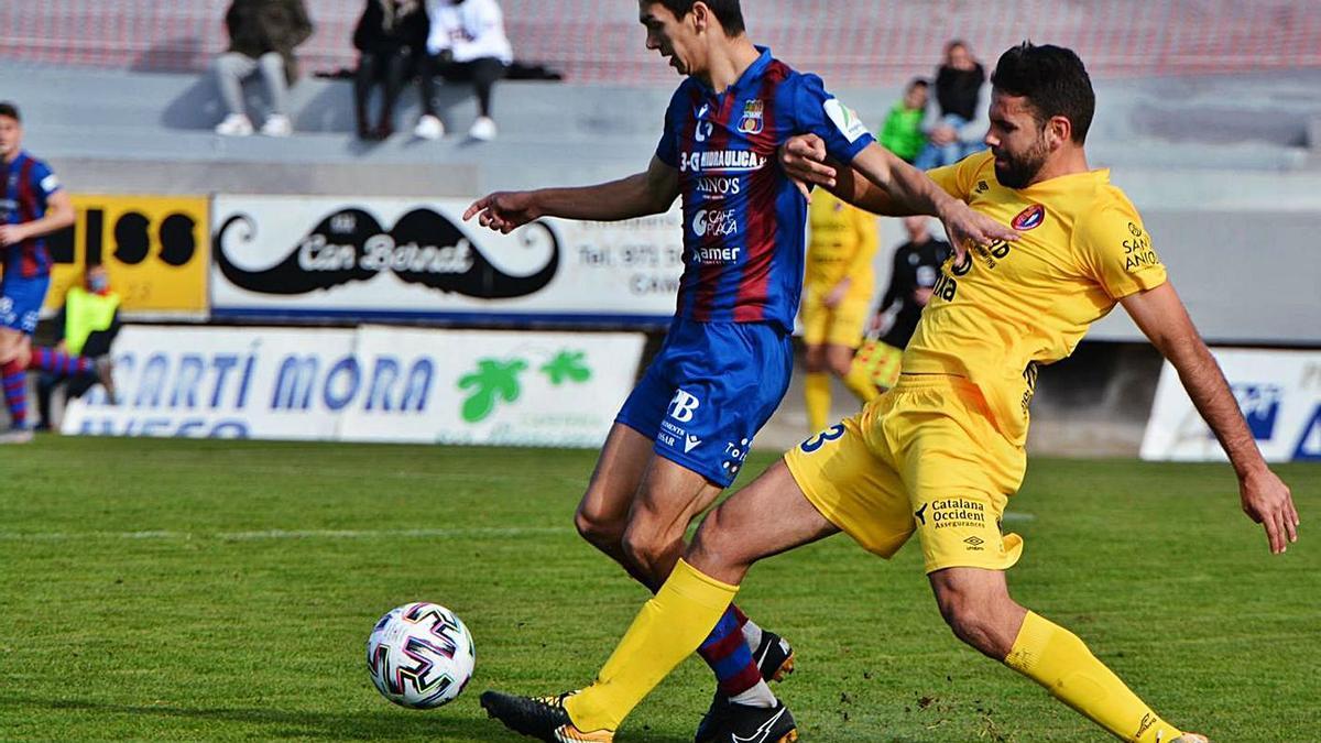 Thomas intenta zafarse de un jugador del Olot, en el partido del pasado miércoles.