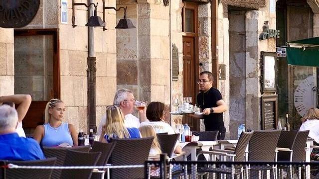 Zamoranos disfrutan del buen tiempo en una terraza de la capital