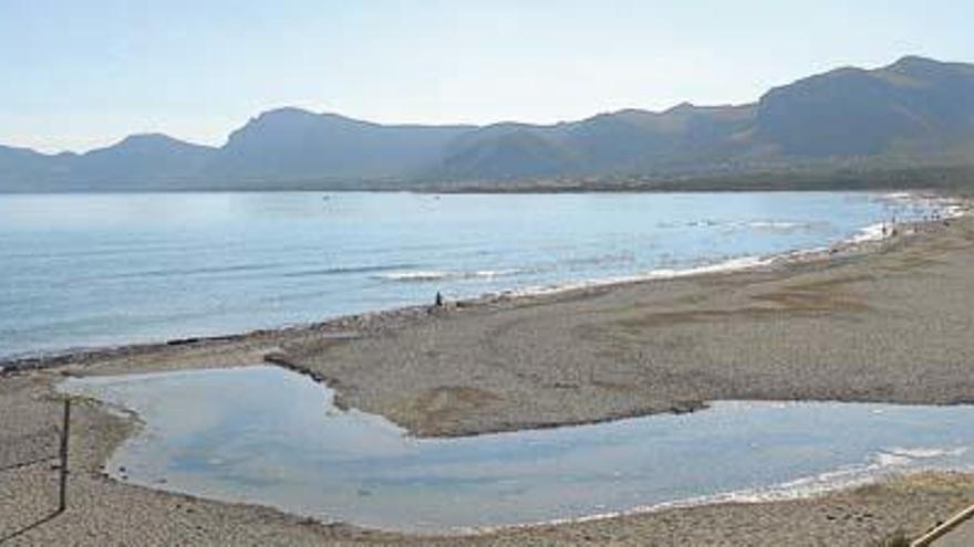 Müssen hier unbedingt Liegen hin? Der Strand Sa Canova, der von Son Serra bis nach Colònia de Sant Pere reicht. Das Strandlokal würde vorne im Bild stehen.