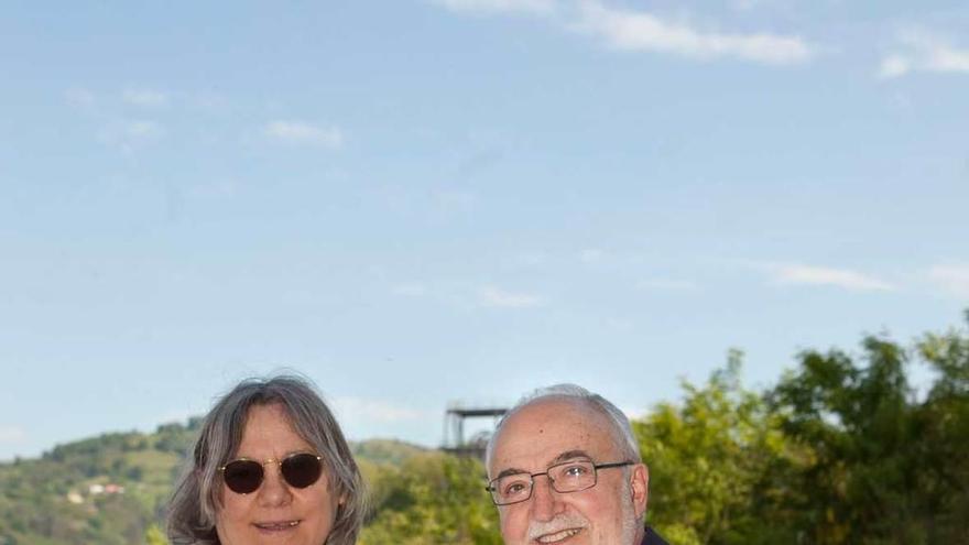 Ángeles Fernández, con el libro, y Julio José Rodríguez Sánchez.