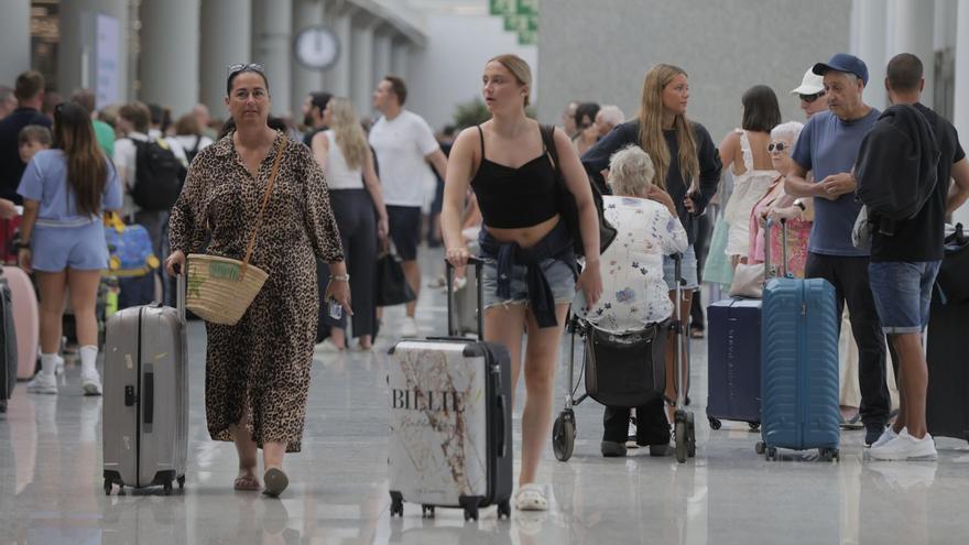 ¿Qué derechos tienen los pasajeros afectados por la caída del sistema informático de Aena?