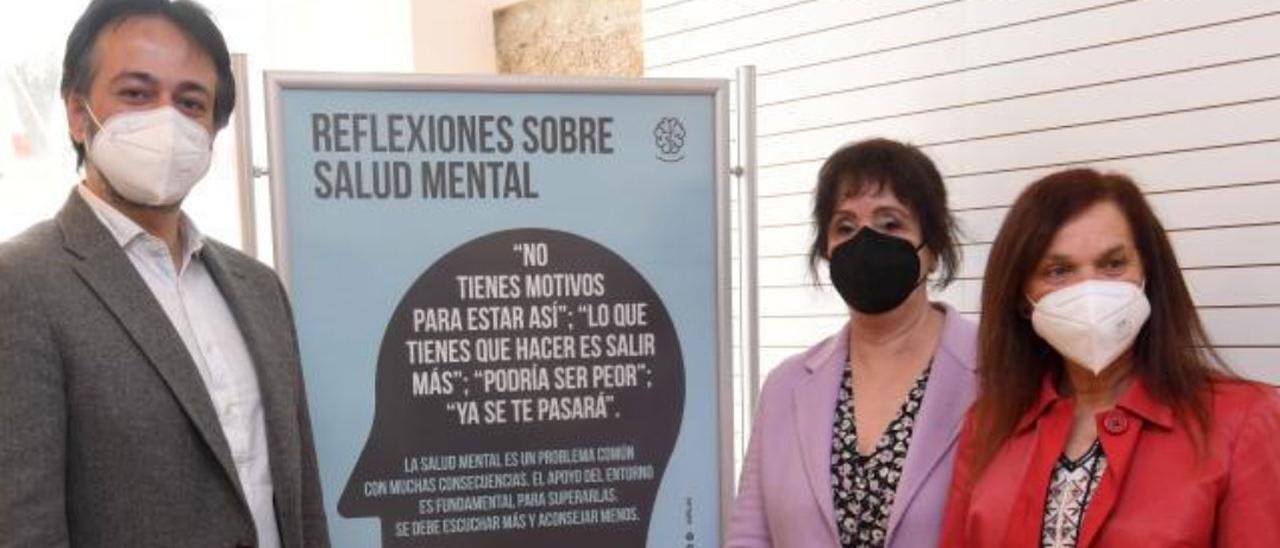 Héctor Castro Bernardino, Ana González Novás y Rosa Álvarez Prada en la sede del Colegio Oficial de Farmacéuticos de A Coruña.