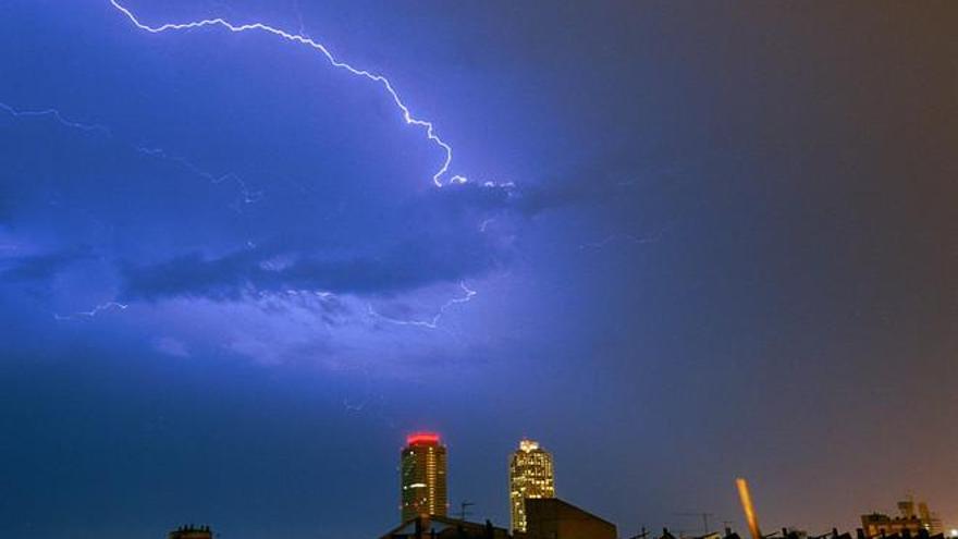 Los bomberos reciben 70 avisos relacionados con las fuertes lluvias en Madrid