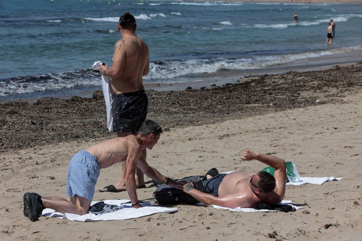 Los turistas toman el sol en las terrazas de Benidorm hasta quemarse la piel