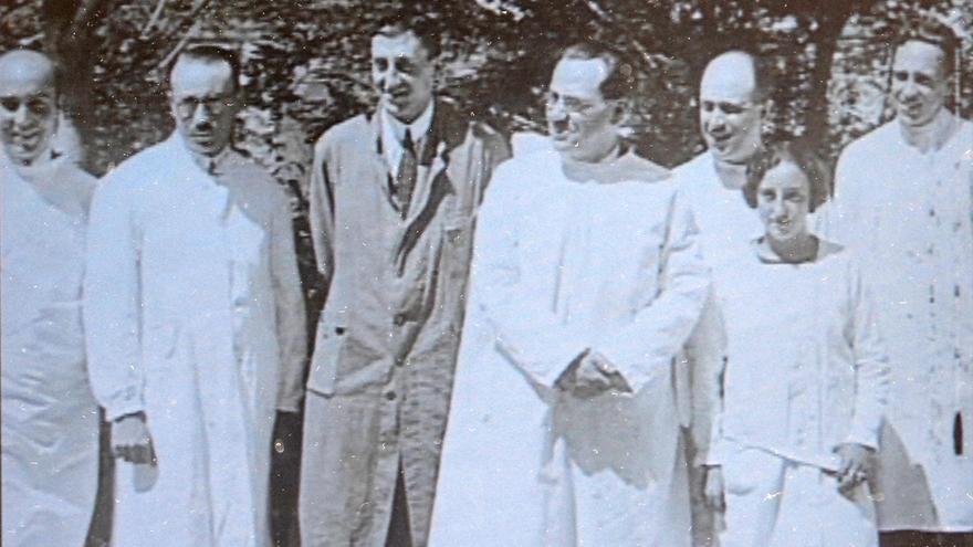 Domingo Hernández Guerra, segundo por la derecha, en una foto con Juan Negrín, en el centro, y Severo Ochoa, a la izquierda, con bata más oscura.