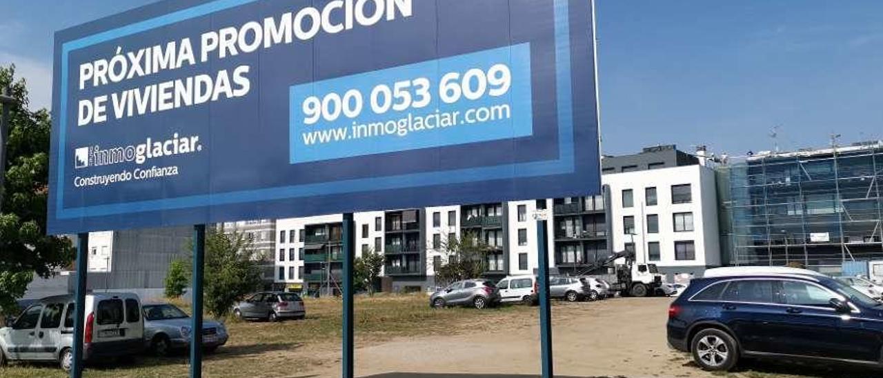 La empresa colocó hace unos días una valla comercial en los terrenos. // Santos Álvarez