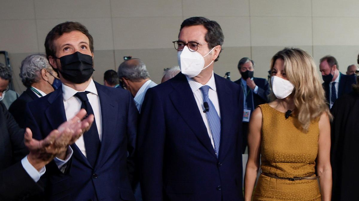 Pablo Casado, Antonio Garamendi y Yolanda Díaz.