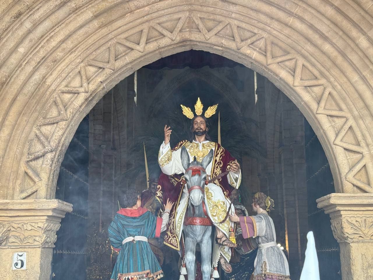 La estación de penitencia de la Entrada Triunfal, en imágenes