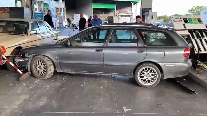 CANARY EVENTS | Panic in the Canary Islands: Car driver damages a fuel pump at a petrol station
