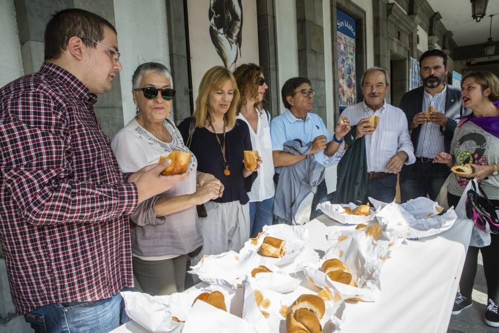 Alcalde y concejales del Ayuntamiento de Oviedo celebran el día del bollo