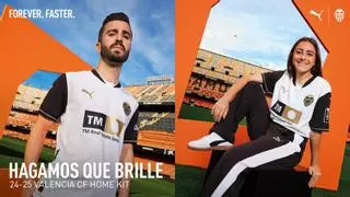 El Valencia presenta su nueva camiseta para la 24/25: blanca, mangas negras y escudo dorado