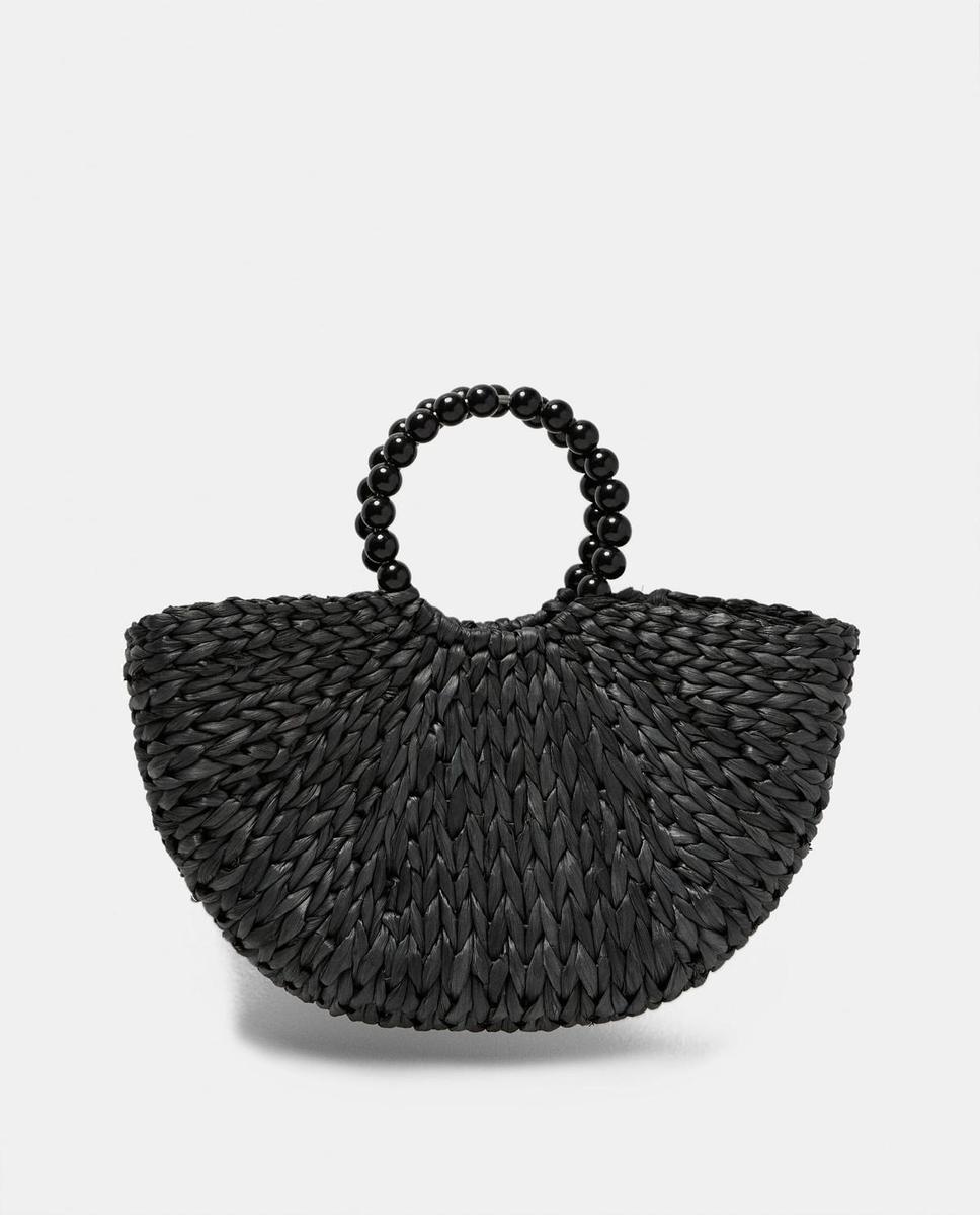 Bolso de rafia en negro de Zara. (Precio: 29,95 euros)