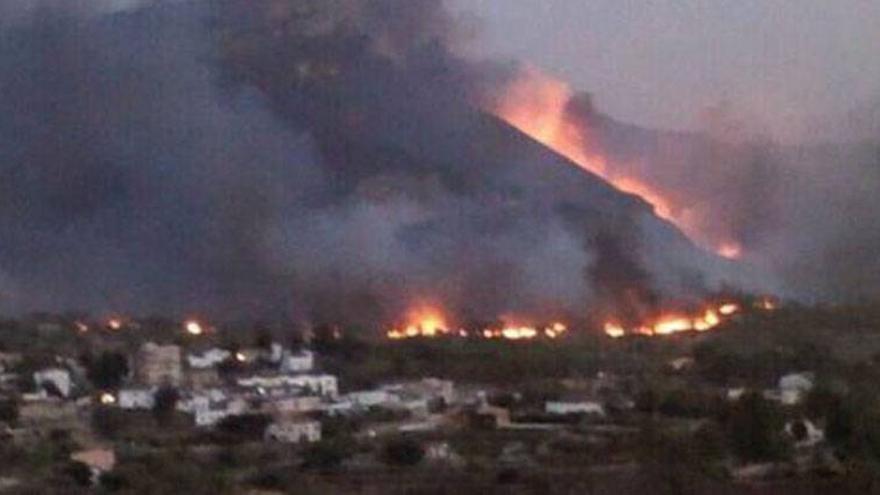 Cerca de 2.000 personas desalojadas por el fuego en Valencia