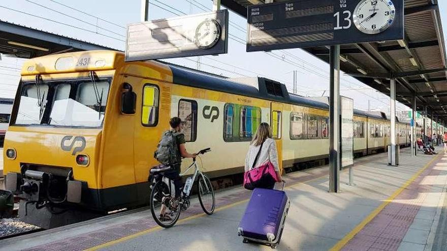 El actual tren Vigo-Oporto, en uno de los andenes de la estación de Guixar.  // Marta G. Brea