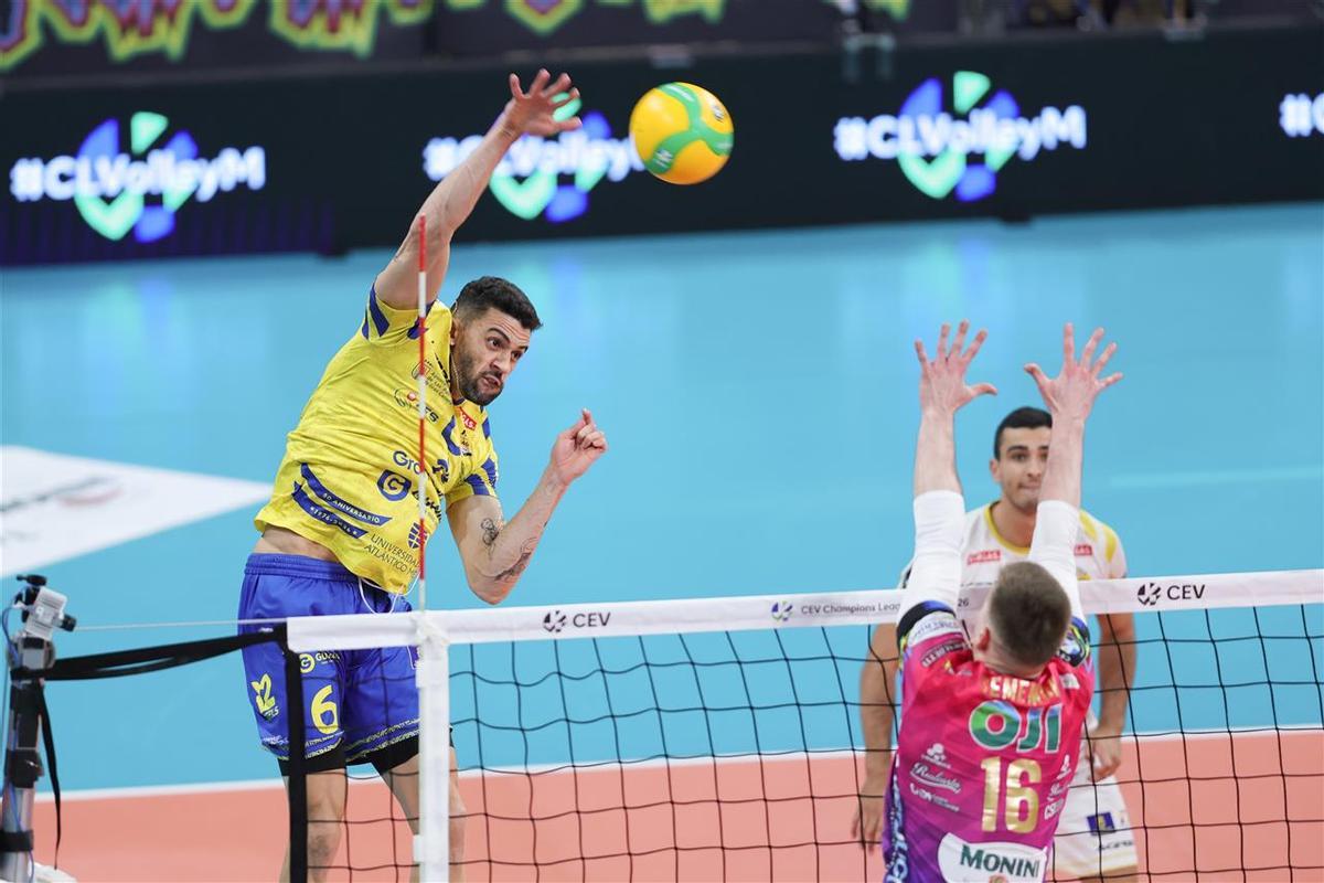 Walla Souza, ayer, remata ante el intento de bloqueo de Kamil Semeniuk.