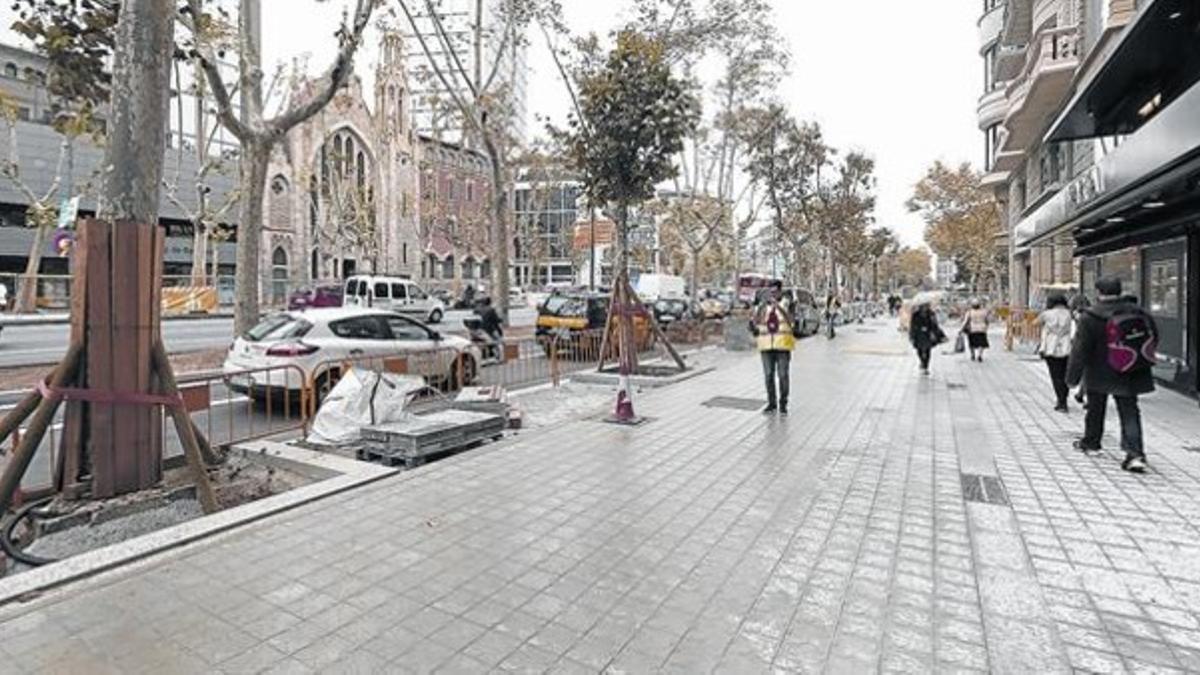 Ampliación de las aceras, en el tramo de Diagonal próximo a paseo de Gràcia.