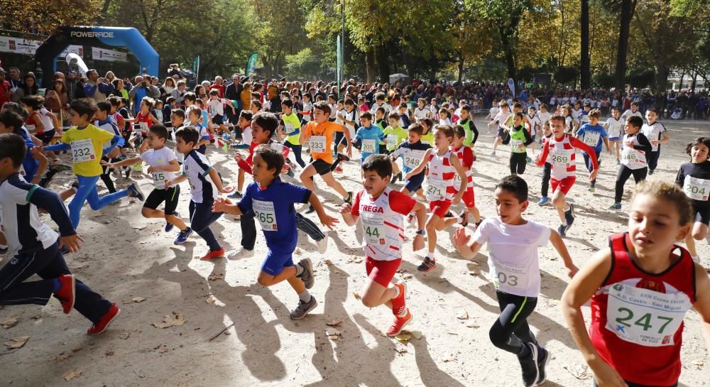 Más de 1.100 jóvenes atletas desafían a las bajas temperaturas para participar en la tradicional carrera de cross escolar.