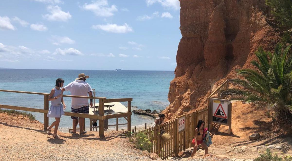 Bañistas acceden a sa Caleta, a pesar de estar precintada. |  | AARÓN BENET PARROT