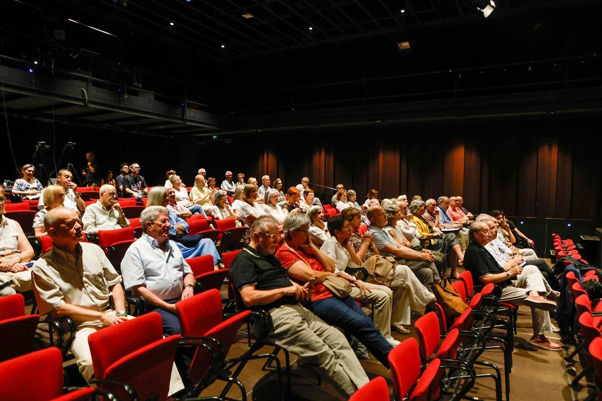 Assistents a la sala petita del Kursaal, on es va traslladar l'UCE aquest dijous per problemes amb l'aire condicionat a l'auditori de la Plana, que l'havia d'acollir