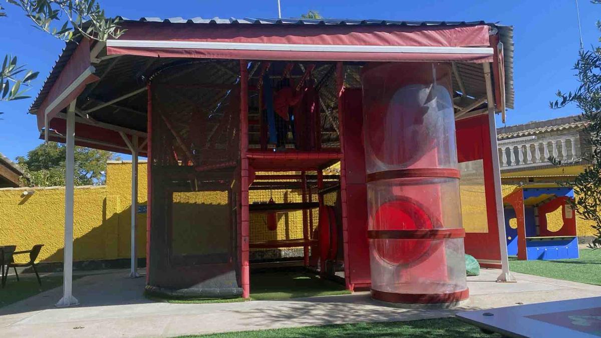 Este restaurante cuenta con varios espacios donde destaca la zona infantil.