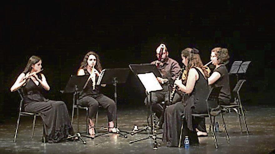 El quinteto durante una actuación.