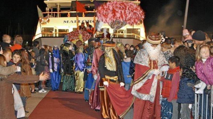 Die Heiligen Drei Könige bei ihrer Ankunft in Port d&#039;Alcúdia.